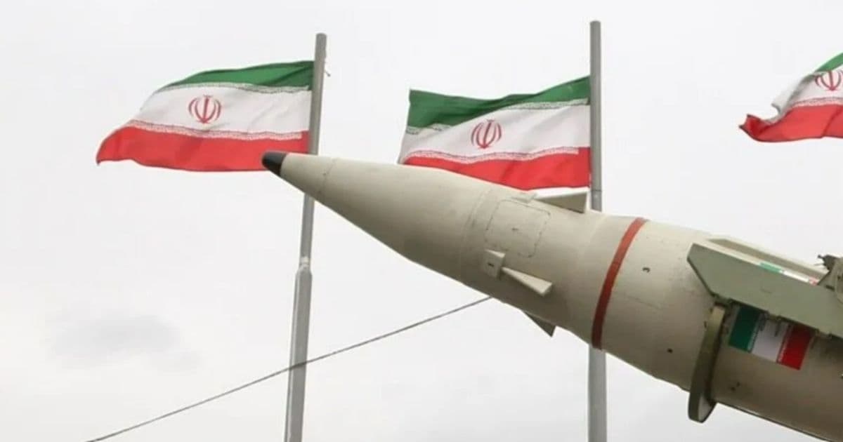إيران تركز على الضربات الدفاعية وتنبه المنطقة