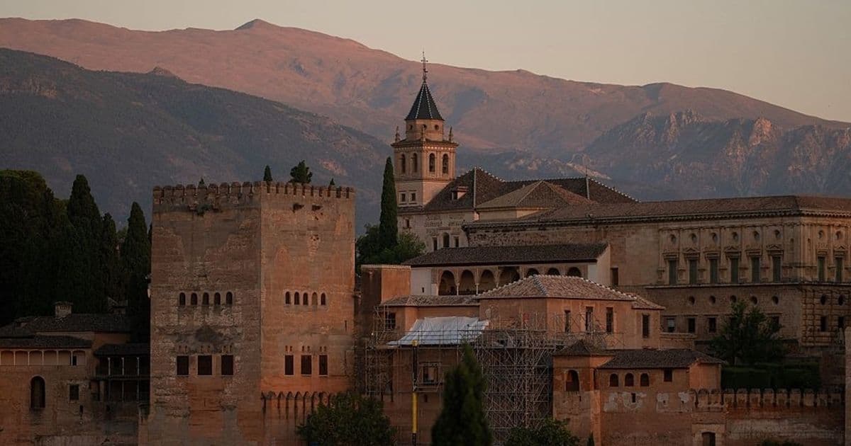 قصر الحمراء يغلق بعد زلزال غرناطة