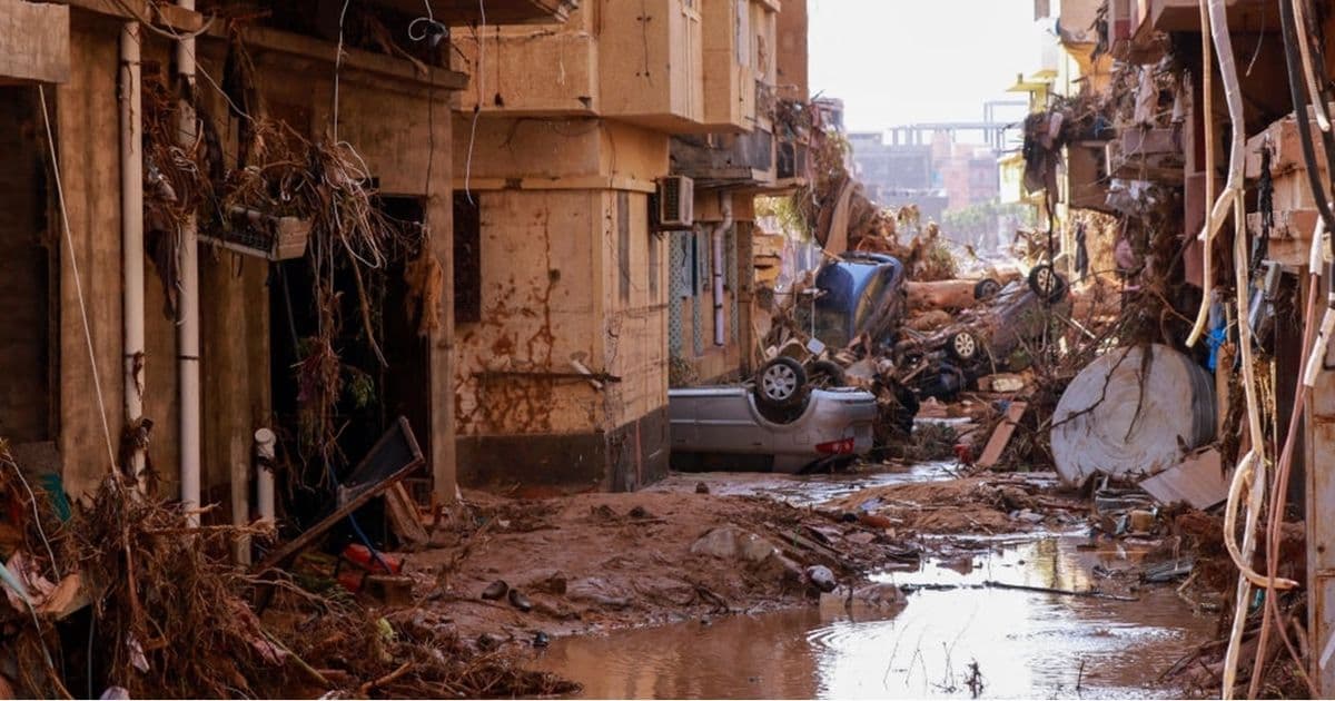 سيول جارفة تغمر ليبيا وتقطع الطرق