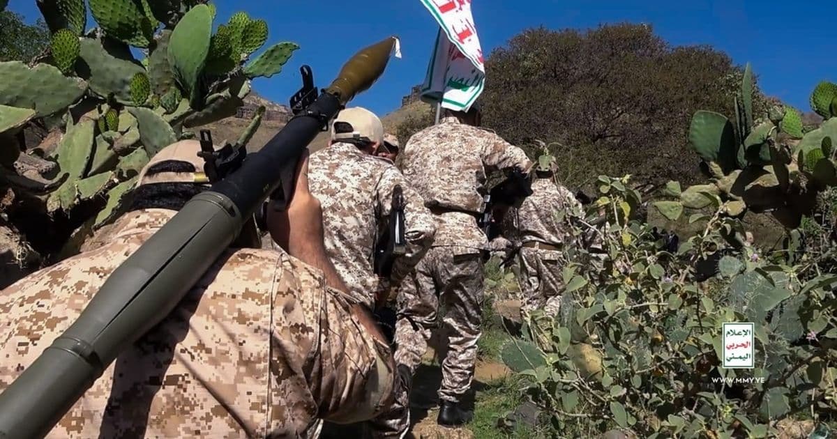 هل دخلت علاقة الحوثيين وإيران مرحلة جديدة من العلنية والتحدي للرياض والحكومة اليمنية؟