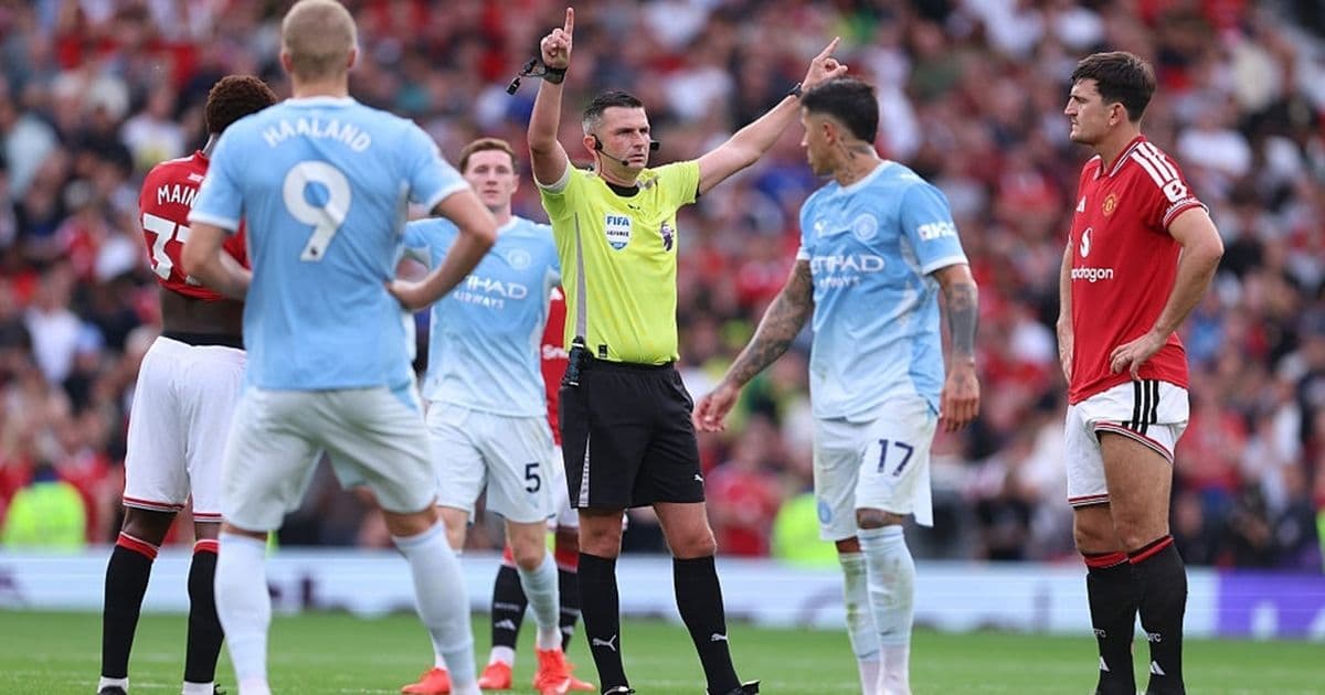 Manchester derby refereeing dispute