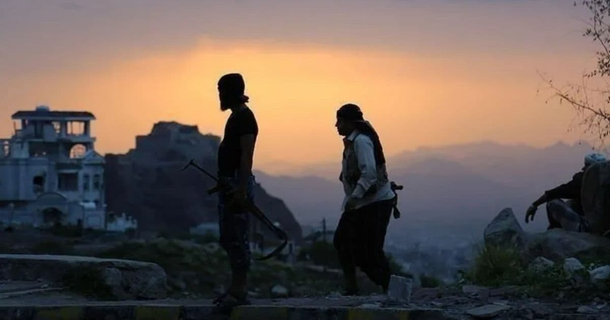 حوثيون يحفرون خنادق قرب باب المندب