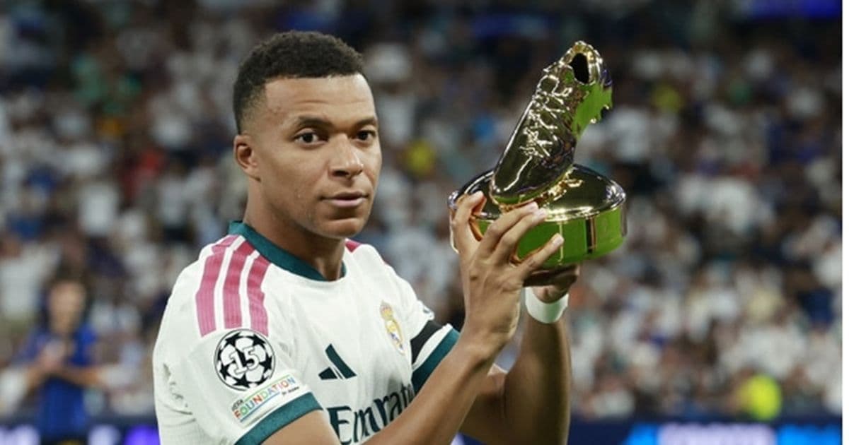 فيغو يقدم لمبابي الحذاء الذهبي قبل مباراة ريال مدريد وإنتر