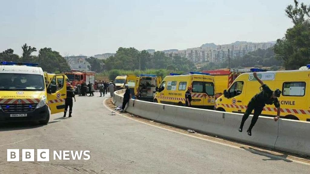 Algeria bus crash leaves 25 dead