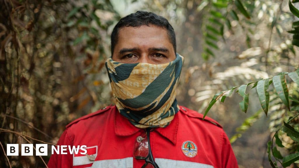 Indonesia fires: Volunteers tackle 'carbon bombs'