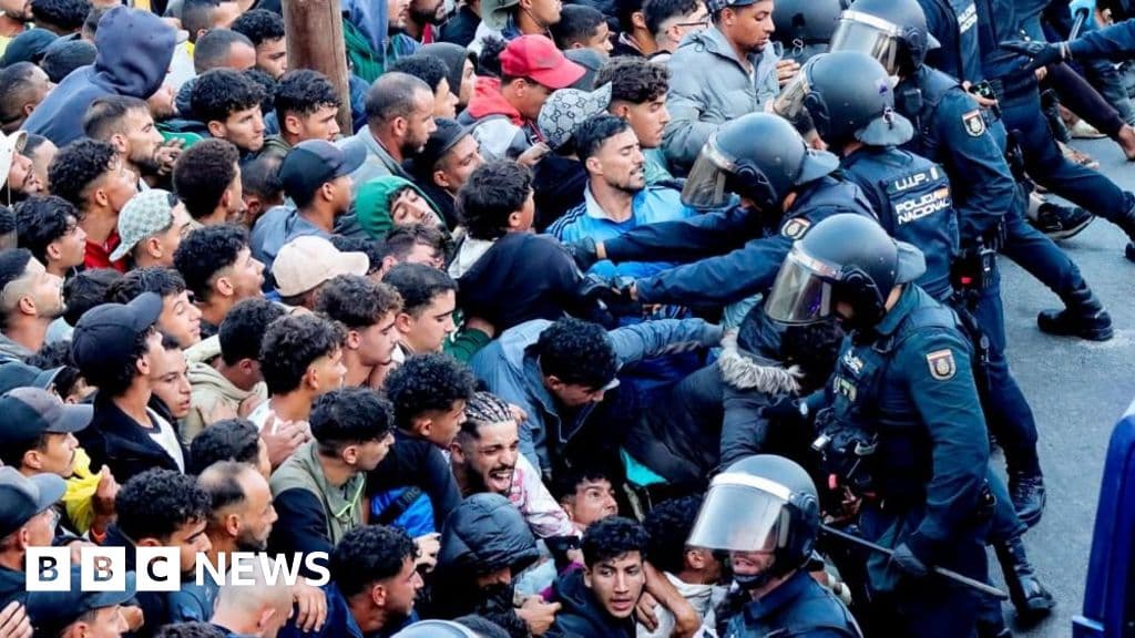 الشرطة تنقل المهاجرين من سبتة