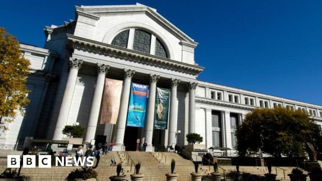 Trump directs Smithsonian to add history warnings