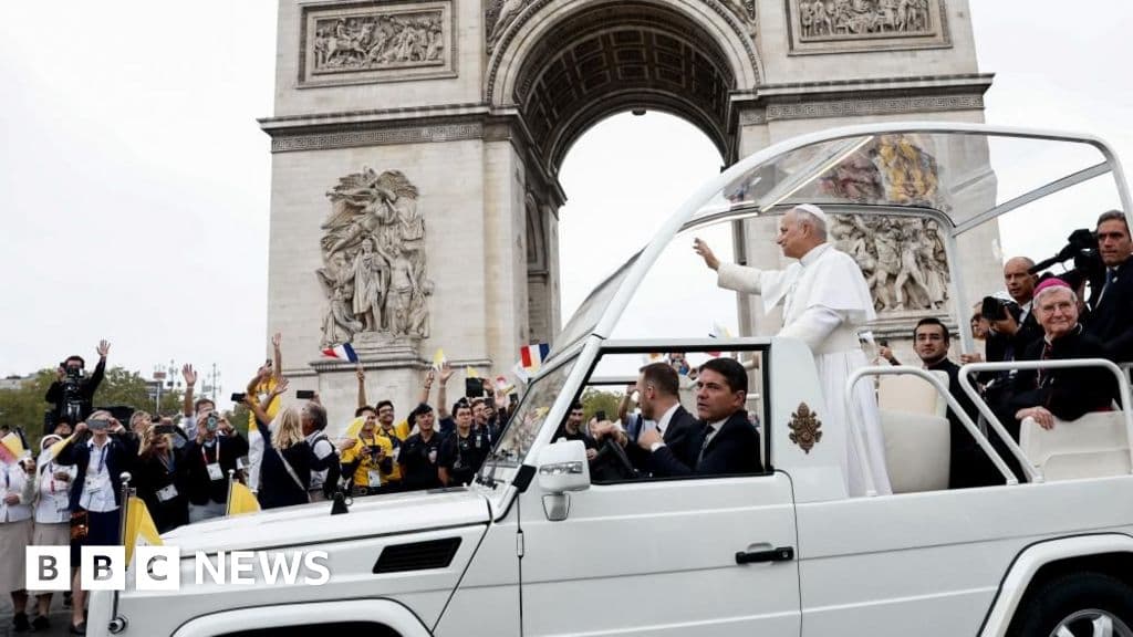Mass crowd welcomes Pope in Paris
