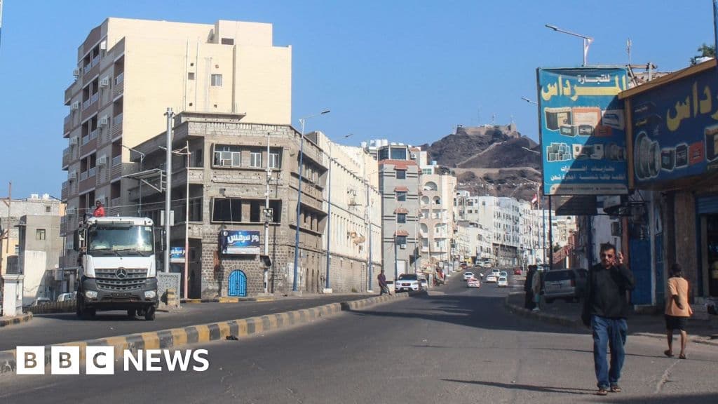 Houthi missile strikes Yemeni presidential palace