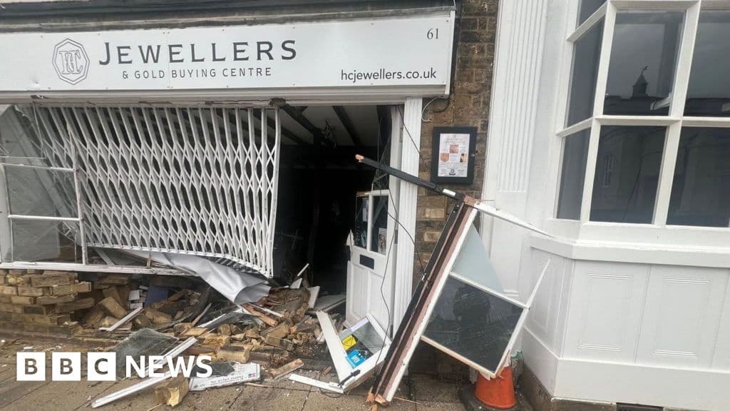 Biggleswade jeweller shaken after van crash