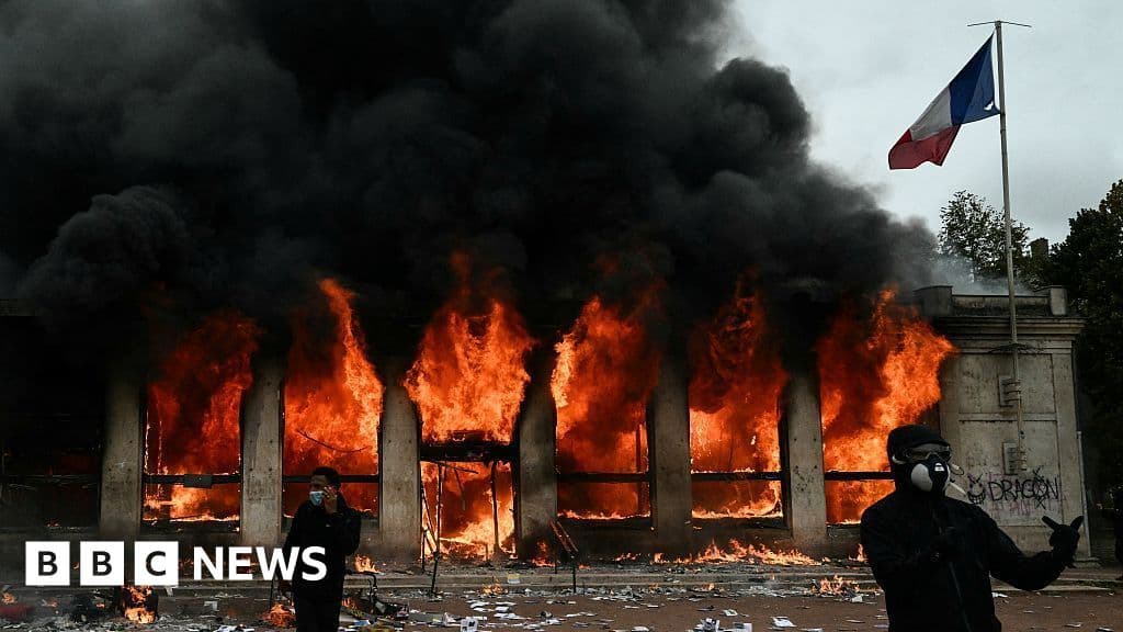 ماكرون: احتجاجات نهاية الأسبوع تقتصر على النقابات