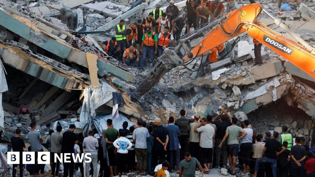مقتل 12 إثر انهيار مبنى متضرر في غزة