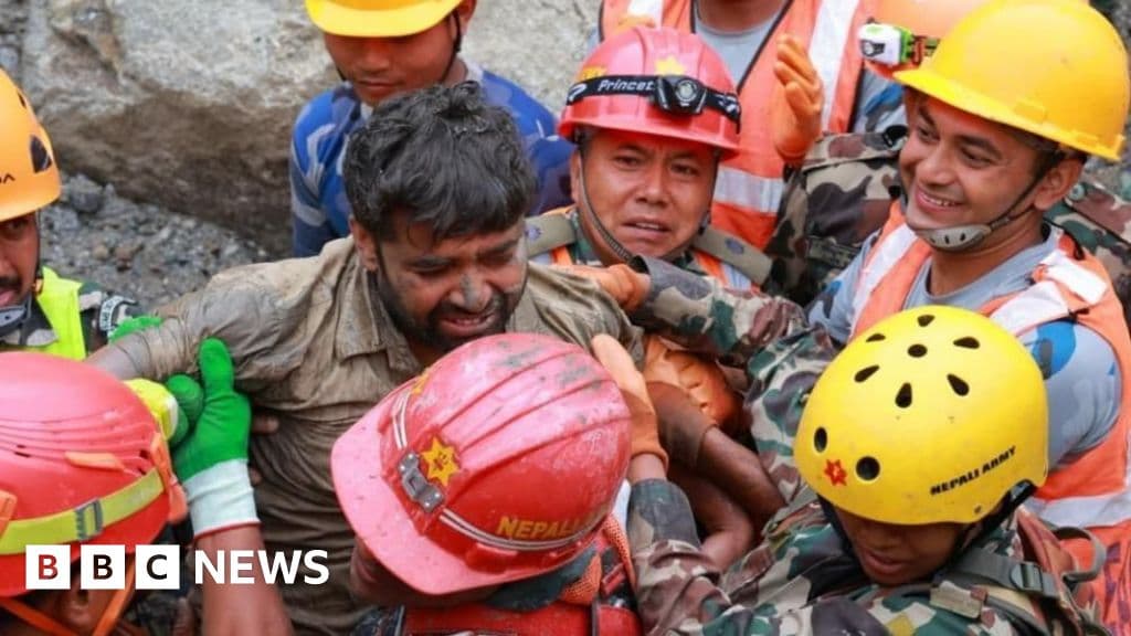 Nepal rescuers target trapped victims in tunnel