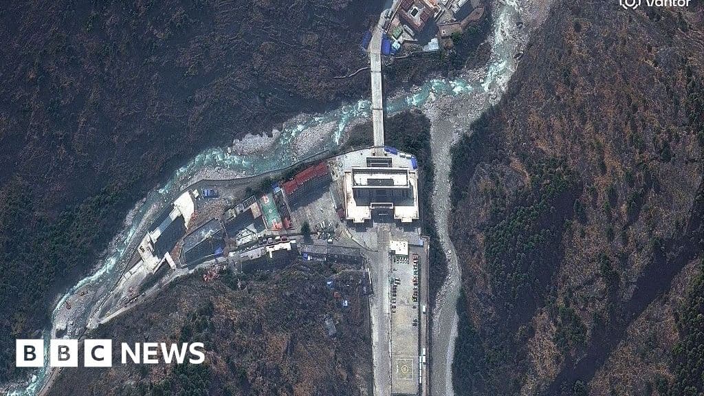 Nepal floods at key China border