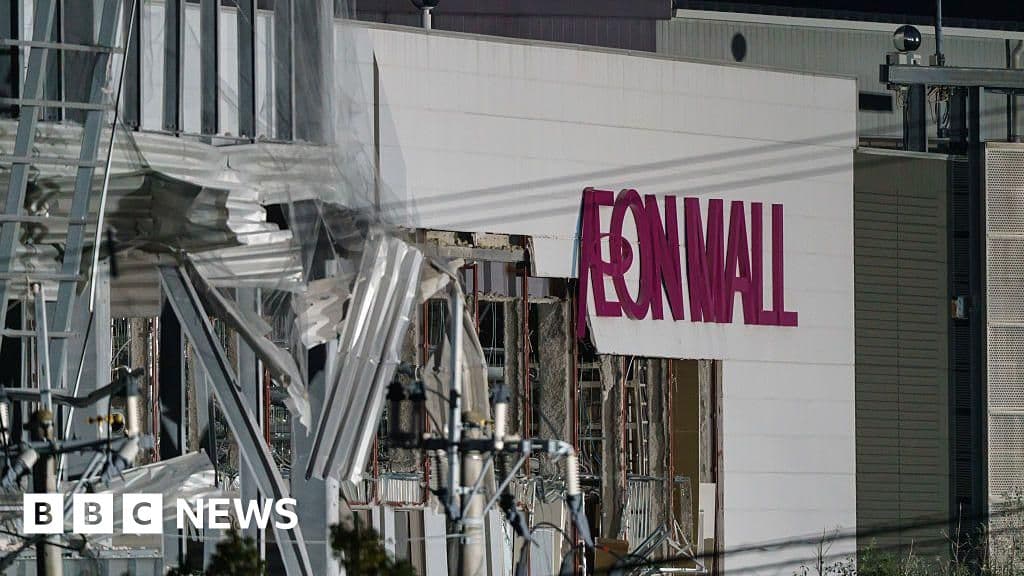 Japan quake: Workers re-enter Mall before blast