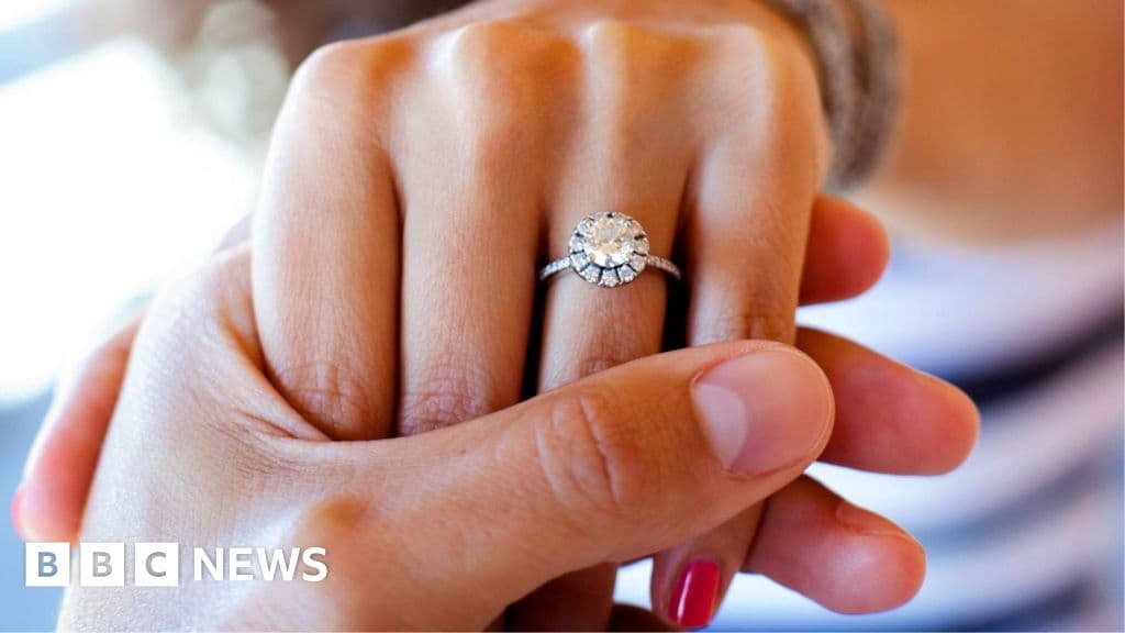 شركة دي بيرز توقف إنتاج الألماس في منجمها الرئيسي في جنوب أفريقيا لمدة عامين