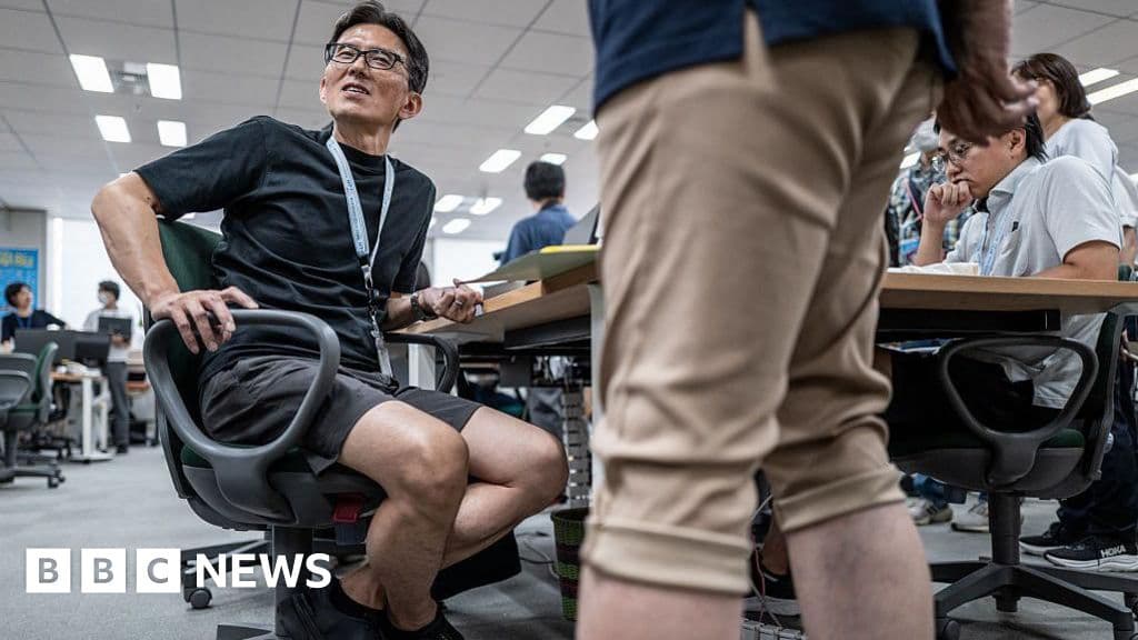 Tokyo urges men to wear shorts at work