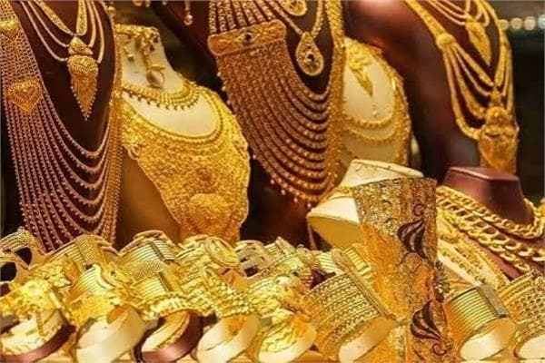 Gold prices fluctuate during midday trading on July 17 across global markets