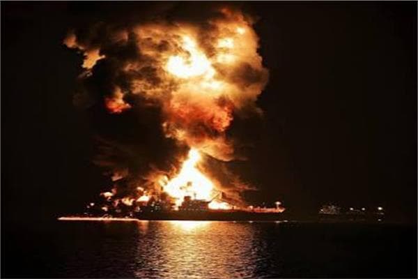 النيران تضرب ناقلتي نفط جنوب هرمز وتأكيد إيراني على مرورهما عبر طريق ملغوم