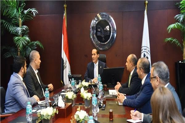 Investment Agency Chief Meets Guardian Glass