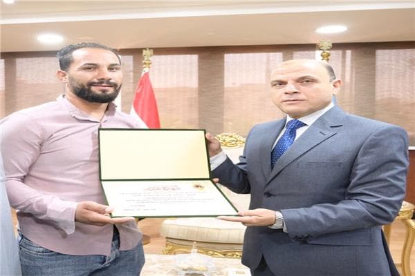 محافظ الغربية يوفر عمل للشاب الذي أنقذ أسرة