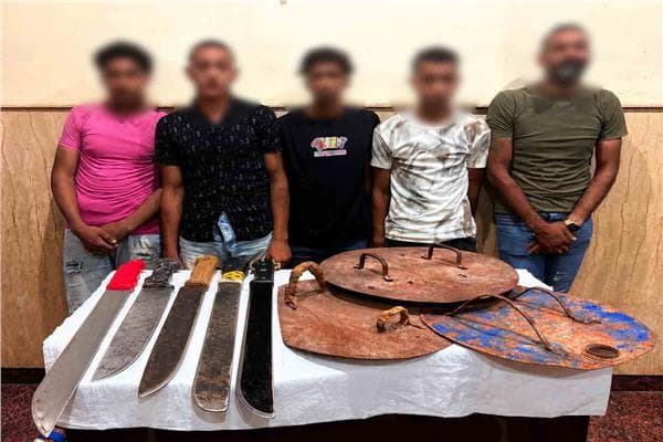 Five individuals seen with blades in Alexandria