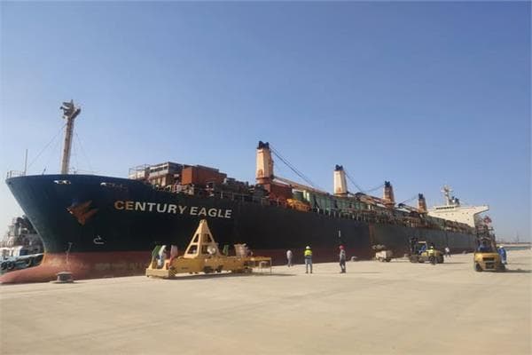 ميناء السخنة يستقبل سفينة CENTURY EAGLE محملة بمواد صناعية