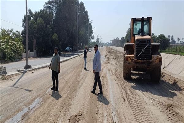 Giza Governor oversees road upgrades in Mansha'at El Qanater and Ayat