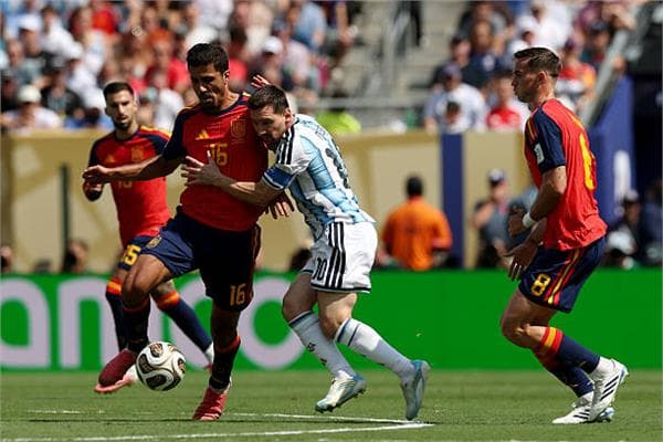 Spain and Argentina tied at half