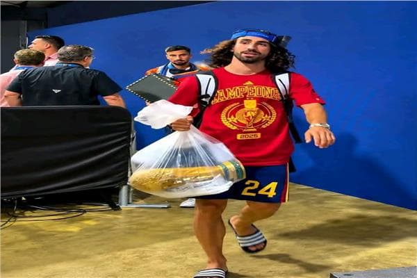 كوكوريا وحمل الكأس في كيس بلاستيك