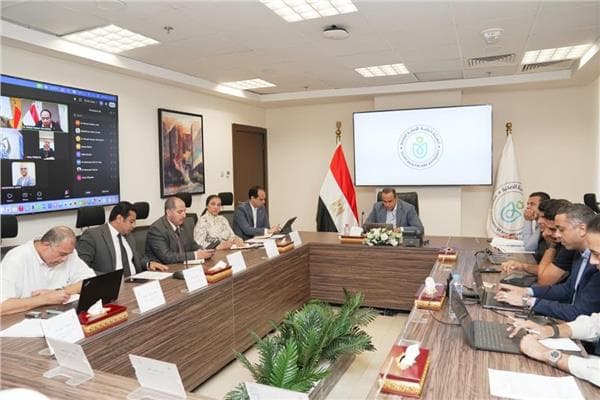 رئيس الرعاية الصحية يراجع خدمات المنشآت