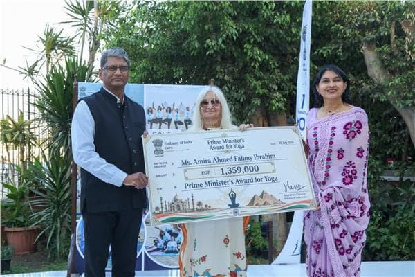 Indian Embassy awards first Egyptian woman for Yoga