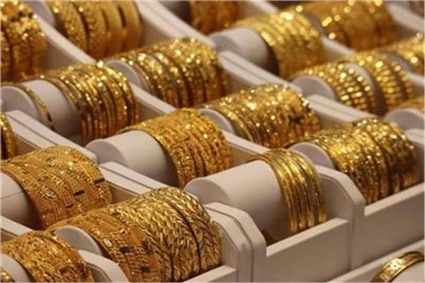 أسعار الذهب تتراجع بعد مكاسب 70 دولارا