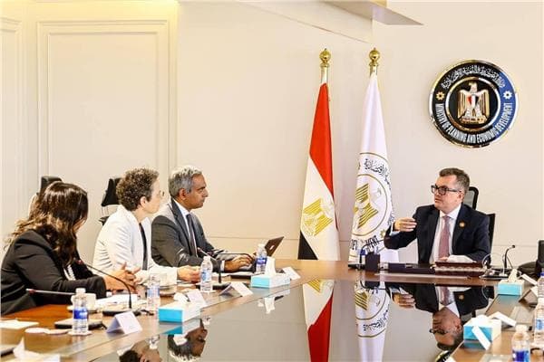 وزير التخطيط يناقش تمويل مشاريع البنية التحتية