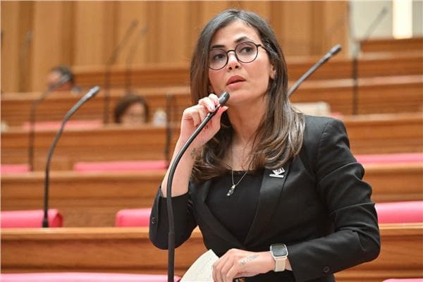 Parliament suspends funds for school workers
