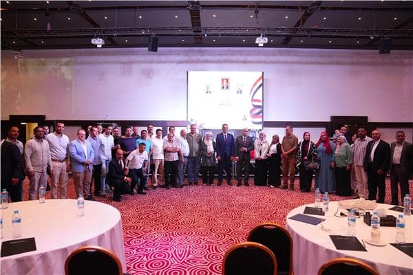 وزير العمل ومحافظ البحر الأحمر يفتتحان ملتقى السلامة بمناسبة الصحة