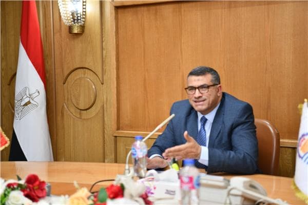 محافظ قنا يوقف عمل عمال النظافة خلال ذروة الحر