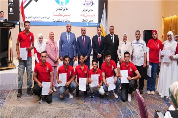 Labor Minister and Alexandria Governor Award Contracts and Prizes