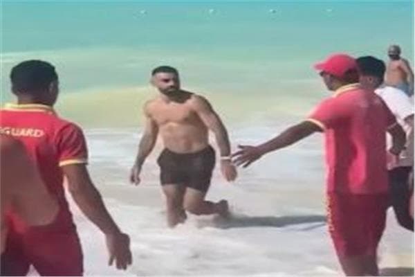 Mohamed Salah attracts crowds at the sea