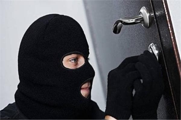 الطمع سبب سقوط متهمين بسرقة 18 شقة في الشيخ زايد