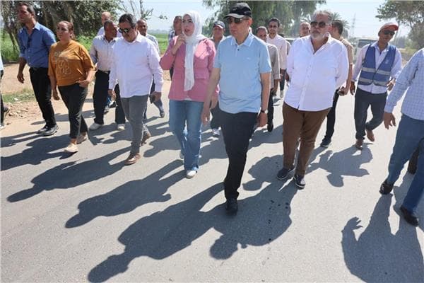 محافظ المنيا يراجع رصف طريق دلجا