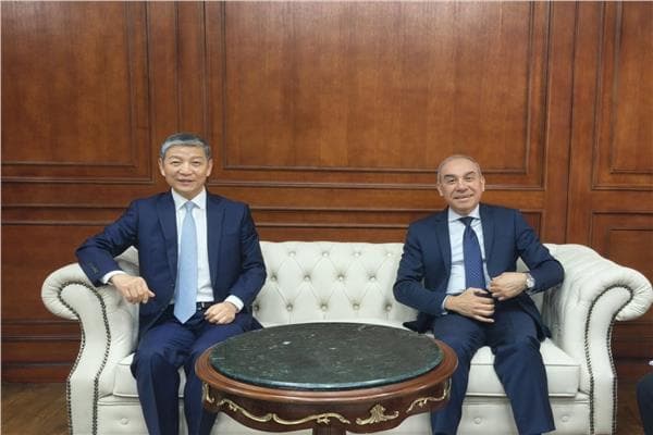 سفير الصين يناقش التعاون الإعلامي مع هيئة الاستعلامات