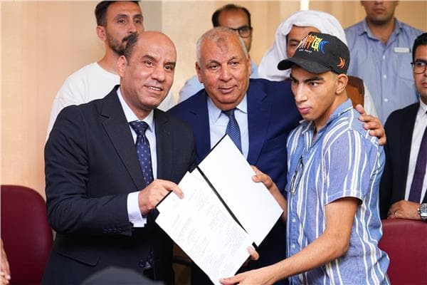 Labor Minister and Maturuh Governor hand over contracts to persons with special needs
