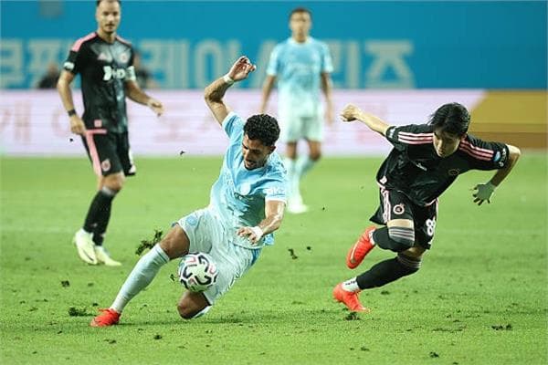 Manchester City wins friendly over Korean stars