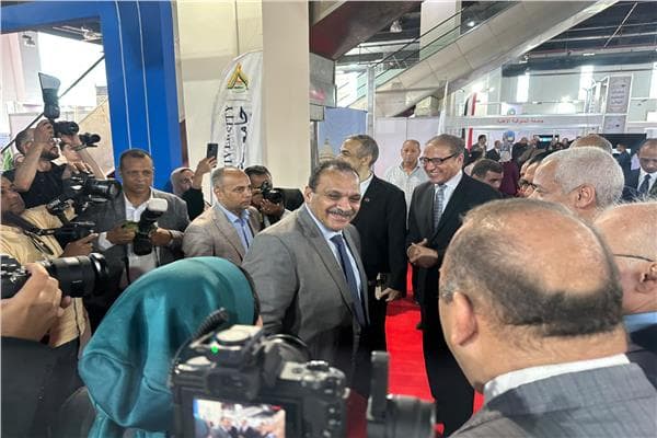 رئيس جامعة القاهرة يثمن معرض أخبار اليوم