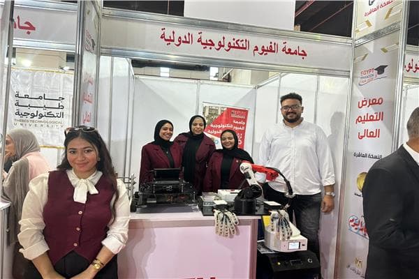 طلاب الفيوم يعرضون جهازًا بالذكاء الاصطناعي
