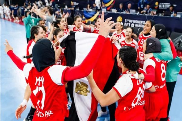 Junior girls' team advances to handball semi-finals