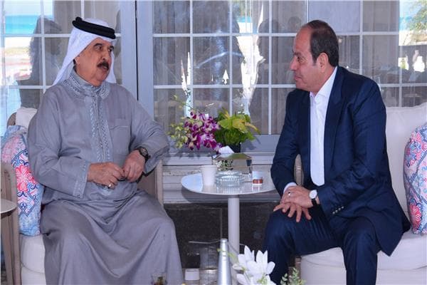السيسي يودع الملك حمد في ختام زيارته مصر