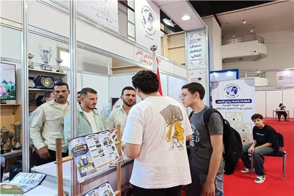 إقبال من الطلاب على معرض أخبار اليوم للتعليم