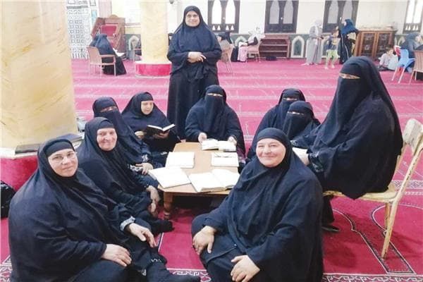 نساء الشين يعلمن القرآن في الغربية